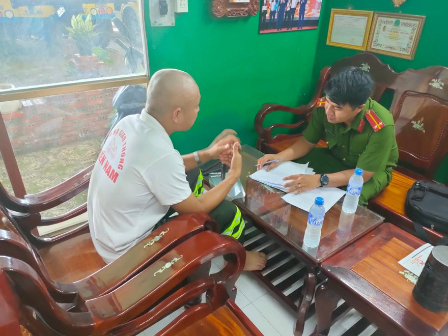 Ông Nguyễn Văn Năm trình bày với công an về việc bị nhóm người quấy rối. - Ảnh Châu Thành.