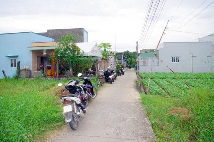 Cơ quan chức năng khám nghiệm hiện trường.