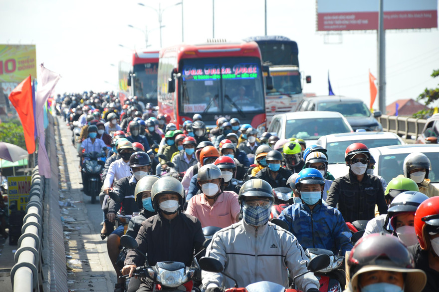 'Biển người' ồ ạt về lại TP.HCM sau Tết, quốc lộ 1 ùn tắc nhiều nơi