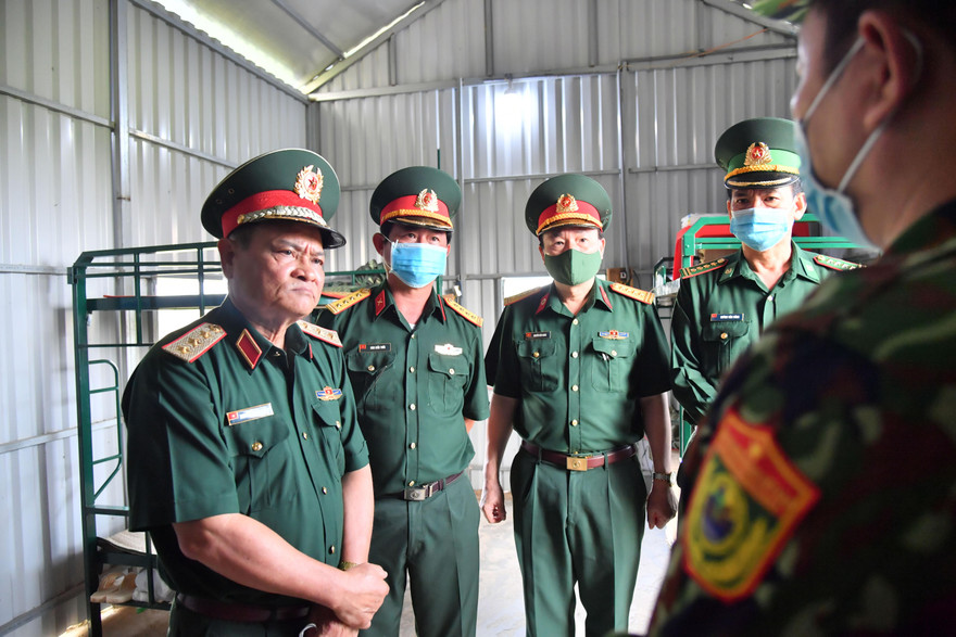 Thượng tướng Nguyễn Phương Nam, Phó Tổng Tham mưu trưởng QĐND Việt Nam kiểm tra các chốt chống dịch trên tuyến biên giới Hà Tiên.- Ảnh: P. Vũ.