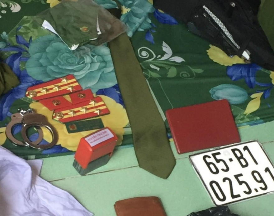 Đại tá công an 'dởm' chạy xe biển xanh giả, gặp ngay công an thật đi tuần