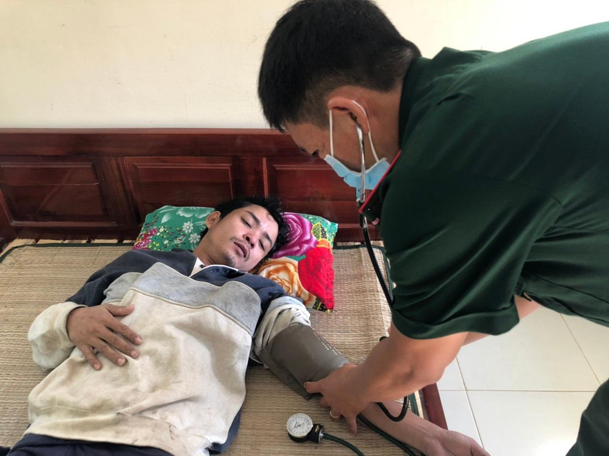 Cứu sống ngư phủ trôi suốt đêm trên biển 