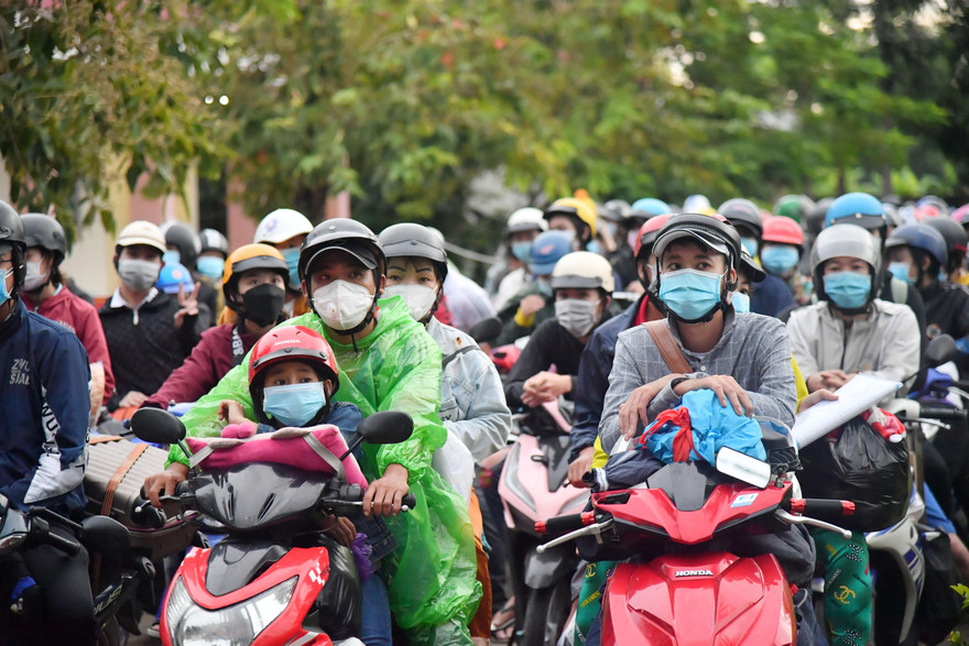 Từ ngày 2/10 đến ngày 6/10, Kiên Giang đã đón hơn 32 ngàn người dân tự phát về quê. Ảnh: P. Vũ.