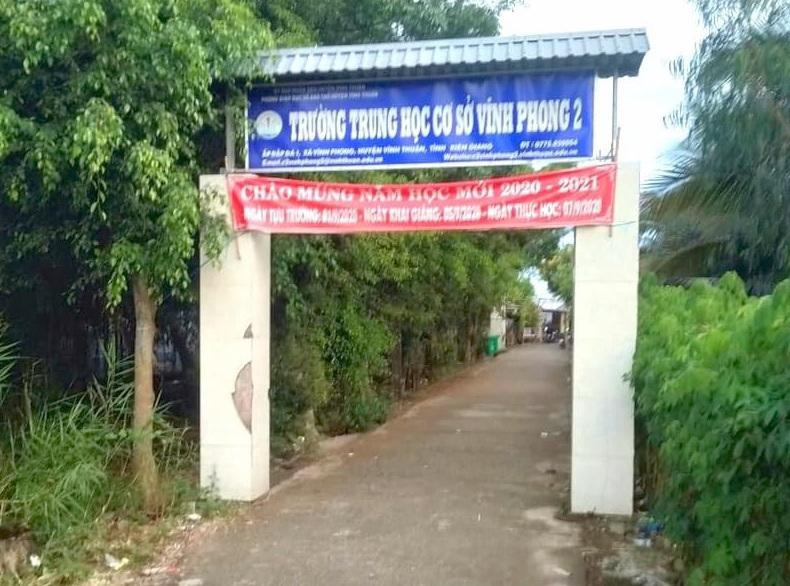 Hiệu trưởng bị mất chức vì để giáo viên vào nhà nghỉ với nữ sinh