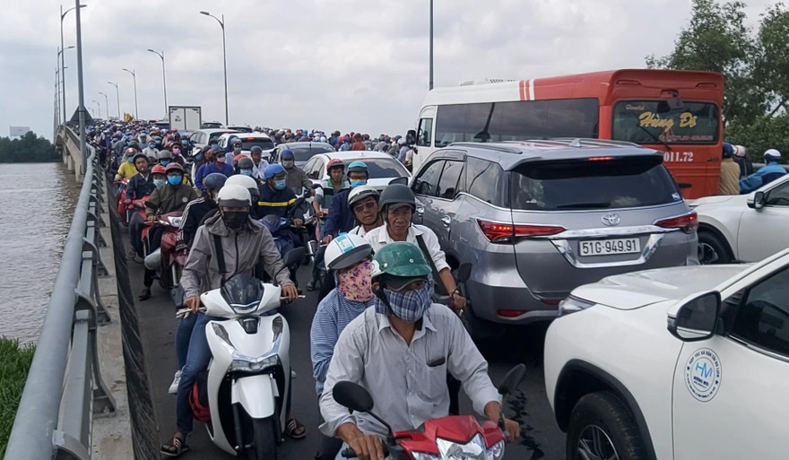 Cầu Rạch Miễu ùn tắc kinh hoàng vì dòng người về quê nghỉ lễ