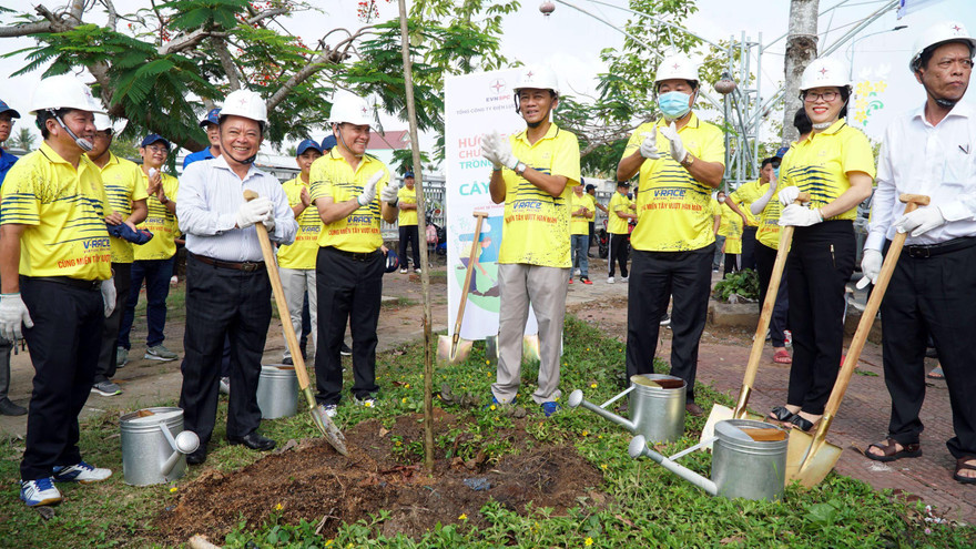 Đại biểu khách mời tham gia trồng cây tại thị xã Ngã Năm (Sóc Trăng).