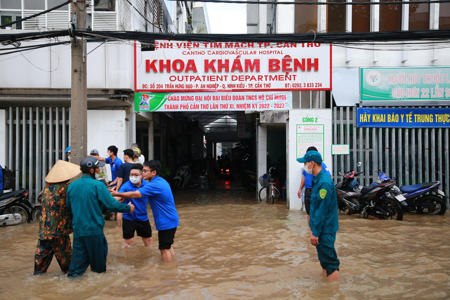 Triều cường gây ngập nặng tại bệnh viện ở Cần Thơ
