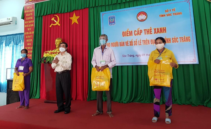 Cấp thẻ xanh cho người bán vé số dạo ở Sóc Trăng.