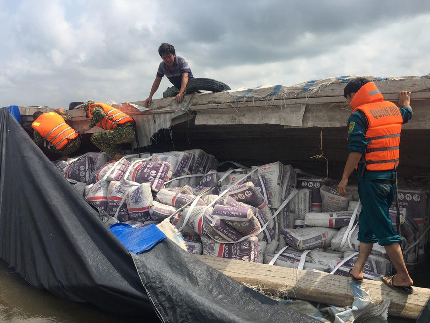 Ghe chở gần 50 tấn xi măng lật ngang trên sông Hậu