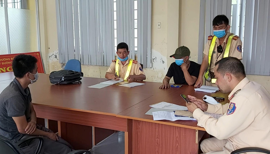 Lực lượng CSGT làm việc với 2 tài xế.