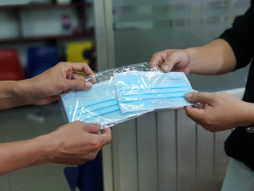 Giả nhân viên y tế phát khẩu trang tẩm thuốc mê để chiếm đoạt tài sản