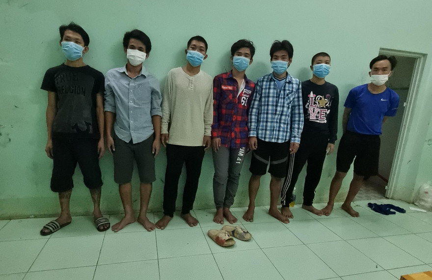 Nhóm bợm nhậu tấn công cảnh sát vì không được ra khỏi khu phong toả mua rượu 