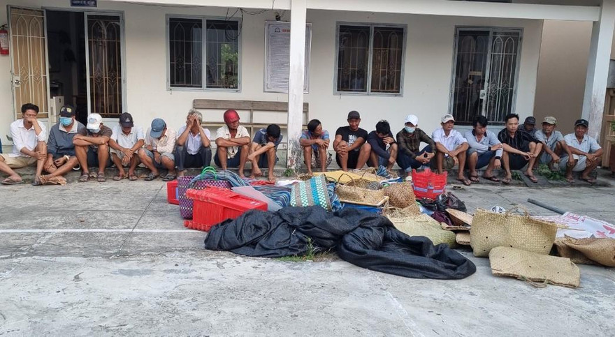 18 đối tượng cùng tang vật bị bắt giữ.-Ảnh: V. Vũ.