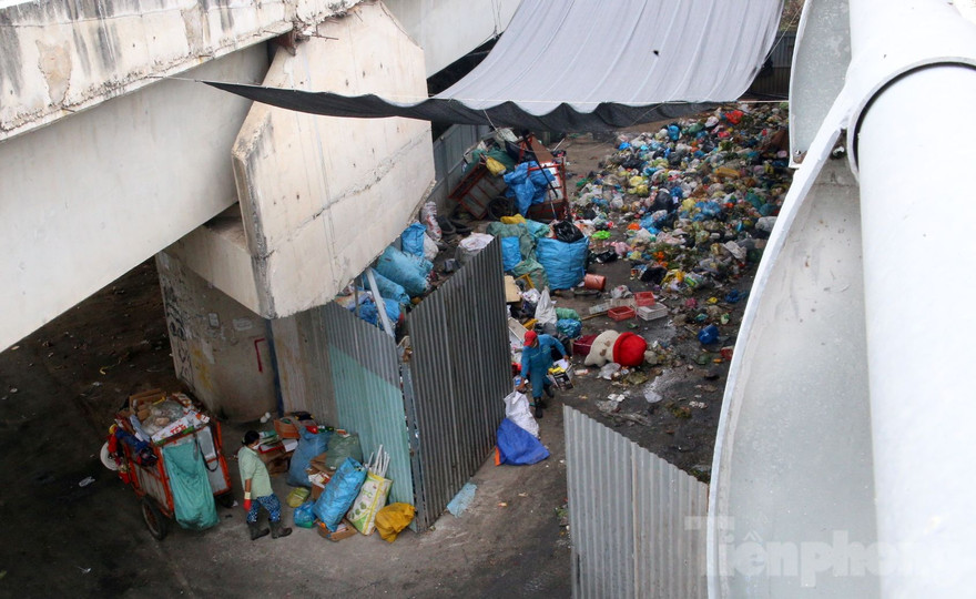 Người dân đóng cửa, bịt kín khẩu trang vì điểm tập kết rác gây ô nhiễm