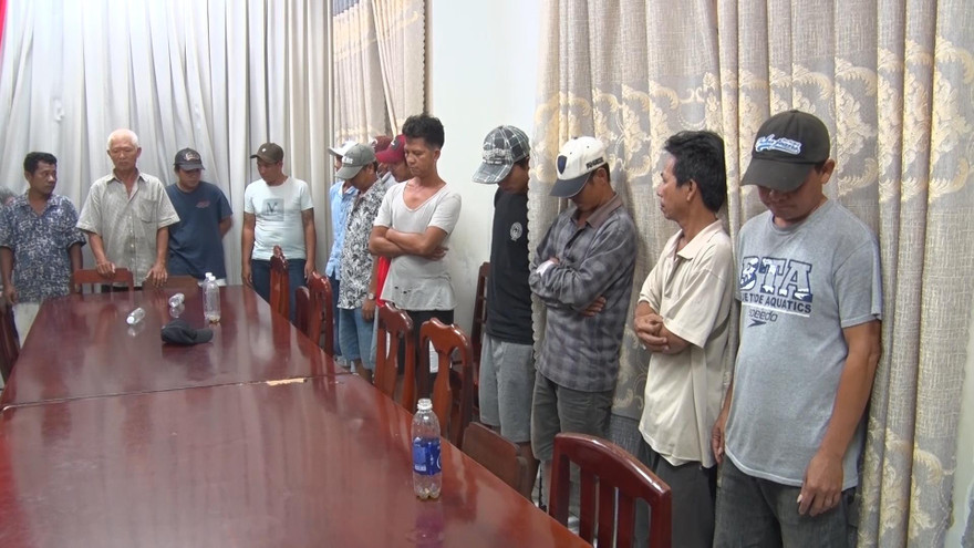 Các đối tượng tham gia đánh bạc bị bắt giữ.