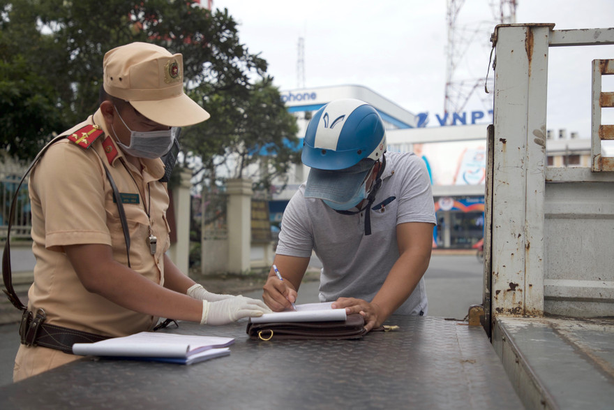 Nam sinh viên khiếu nại việc bị lập biên bản khi đi rút tiền 