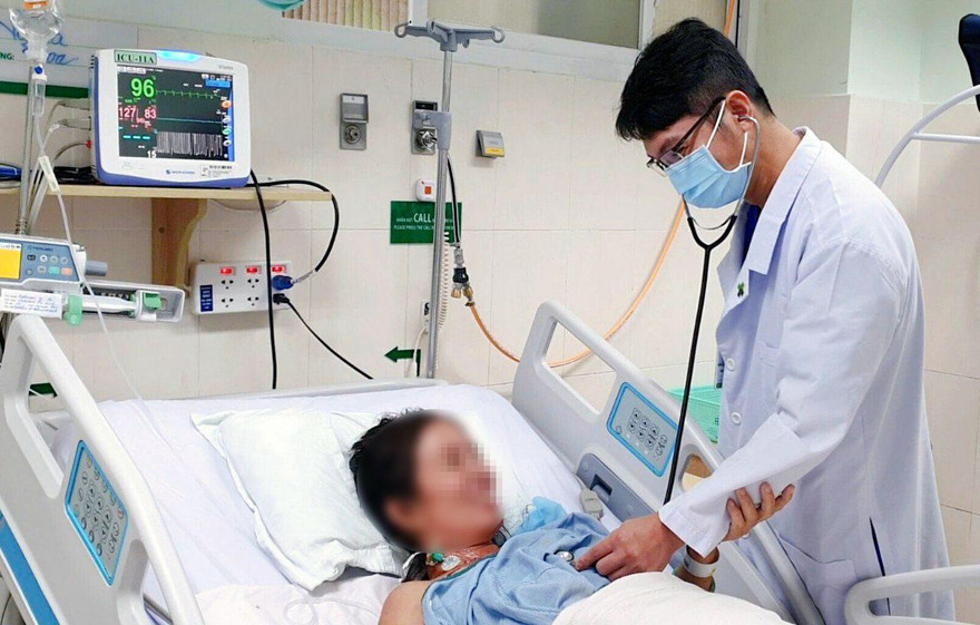 Hôn mê sâu, phải thở máy vì uống 'thuốc dân gian phòng ngừa COVID-19'