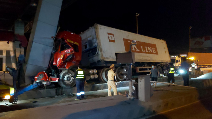  Xe đầu kéo container tông vào trạm thu phí, tài xế kẹt cứng trong cabin