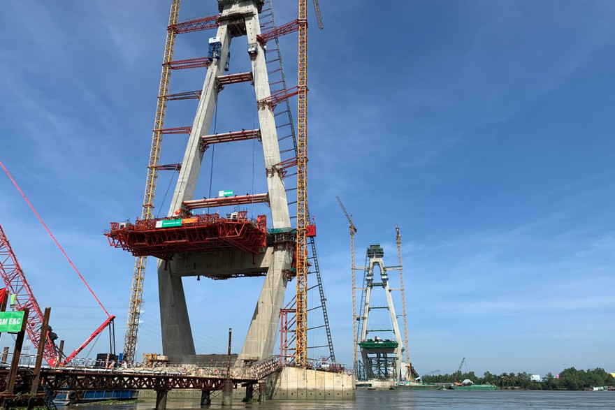 Công nhân làm xuyên Tết thi công cầu Mỹ Thuận 2