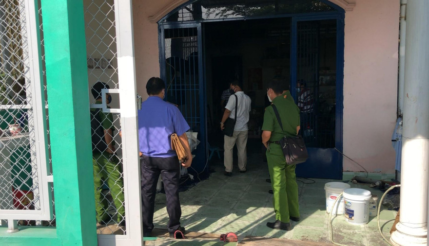 Cơ quan chức năng đang khám nghiệm hiện trường vụ cháy. Ảnh: Châu Thành.