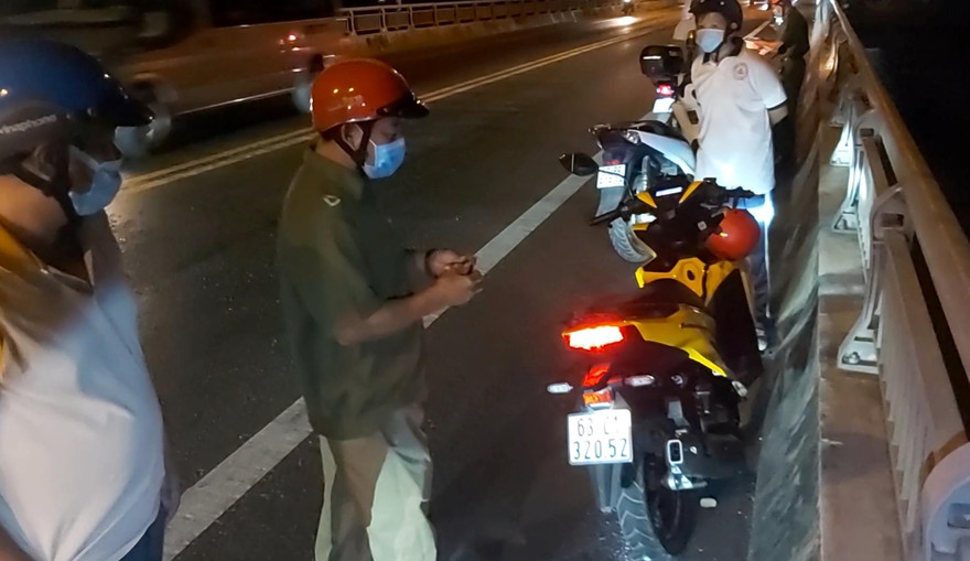 Xe máy nam thanh niên bỏ lại trên cầu.