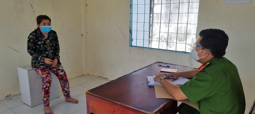 Tạm giữ hình sự người phụ nữ cắn, đạp cảnh sát làm nhiệm vụ chống dịch 