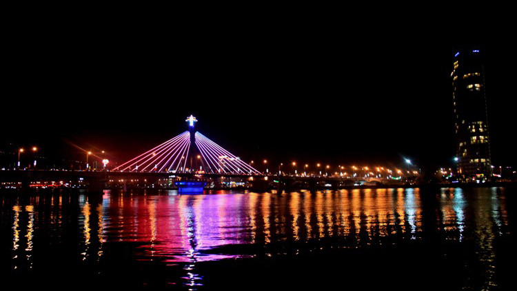 Phố đêm Đà Nẵng rực rỡ hương sắc 