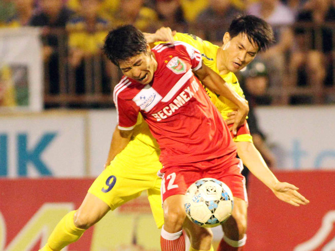 Công Vinh (sau) không được HLV Lê Thụy Hải chào đón ở Bình Dương? Ảnh: VSI