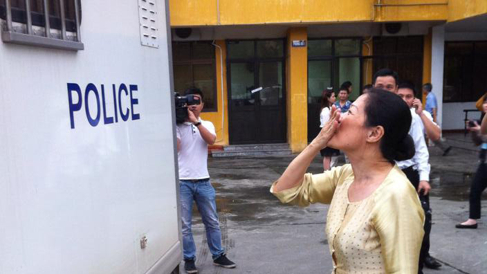 Nụ hôn gió của vợ Dương Chí Dũng sau phiên xử chiều 25/4. Ảnh: Bảo Thắng