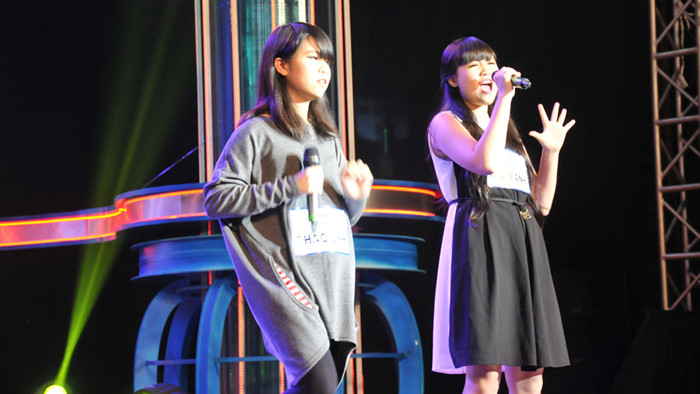 Cặp đôi hát Let it go quên lời trên sân khấu