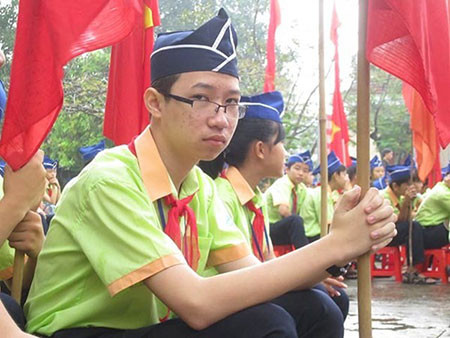 Phan Đăng Nhật Minh tại ngôi trường làng thân yêu của cậu.