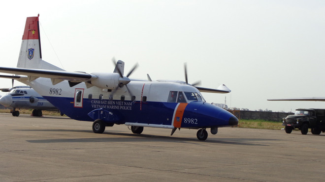 Máy bay của Việt Nam chuẩn bị cất cánh đi tìm kiếm máy bay mất tích. Ảnh: Trường Điền