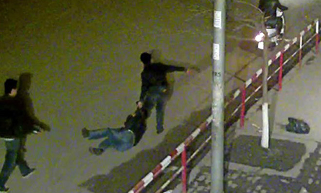 Cảnh "cò" xe kéo lê hành khách được camera tại bến Nước Ngầm ghi lại. Ảnh chụp từ clip