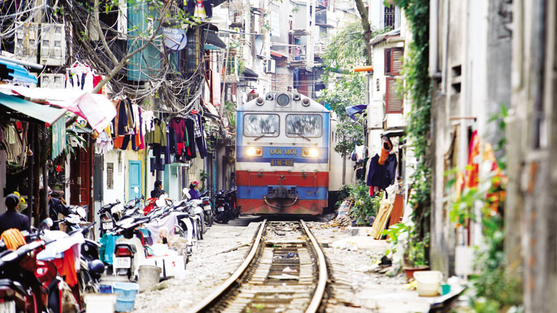 Ngành đường sắt đang đối mặt nhiều câu hỏi liên quan nghi án nhận hối lộ 16 tỷ đồng (trong ảnh: Tàu thống nhất tuyến Hà Nội-Sài Gòn đi từ ga Hà Nội đến ngõ 222 đường Lê Duẩn. Ảnh chụp chiều 26/3/2014). ảnh: như ý