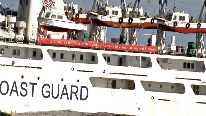 Tàu Trung Quốc tại Hoàng Sa ngày 11/7 mang khẩu hiệu hoàn toàn trái ngược với việc làm của họ trên thực tế. Ảnh: Mạnh Thường