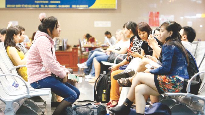 Hành khách bị chậm, hủy chuyến bay phải ngồi chờ ở sân bay Nội Bài-Hà Nội. Ảnh: Ngọc Châu