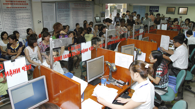 Hạn chế việc cán bộ thuế thường xuyên tiếp xúc doanh nghiệp, đẩy mạnh giao dịch qua mạng sẽ hạn chế tình trạng “ăn vặt” của cán bộ thuế. Ảnh: Ngọc Châu