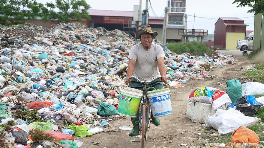 Bắc Ninh: Rác thải ngập đường vào thôn Ngô Nội