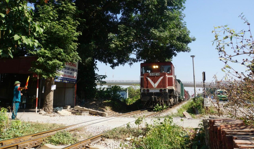 Cảm phục người đàn ông 28 năm tự nguyện làm gác chắn