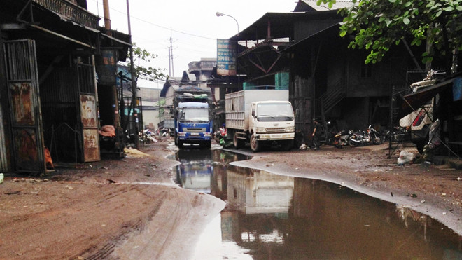 Đường trong cụm công nghiệp Châu Khê (thị xã Từ Sơn - Bắc Ninh) sau 5,6 năm sử dụng. Ảnh: Sỹ Lực