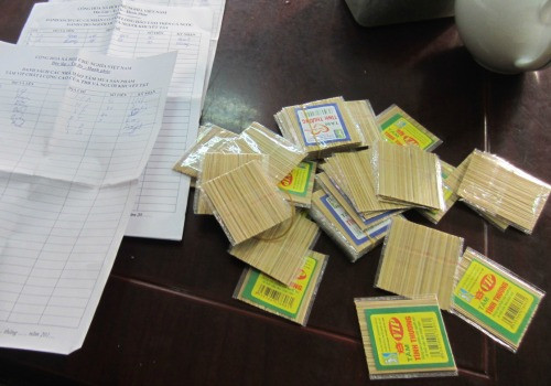 Cảnh sát thu giữ hơn 1.000 gói tăm từ thiện và danh sách người bị lừa ủng hộ. 