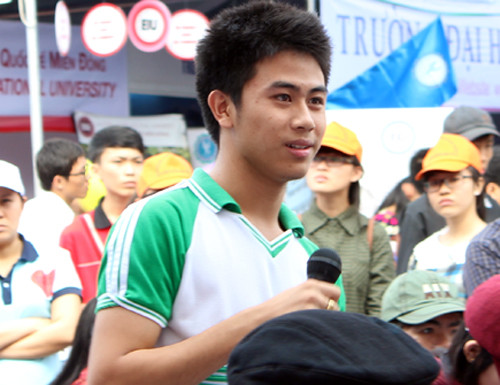  Hàng trăm thí sinh đã tham gia ngày hội tư vấn tuyển sinh và đặt câu hỏi đến ban tổ chức. Ảnh: Nguyễn Loan