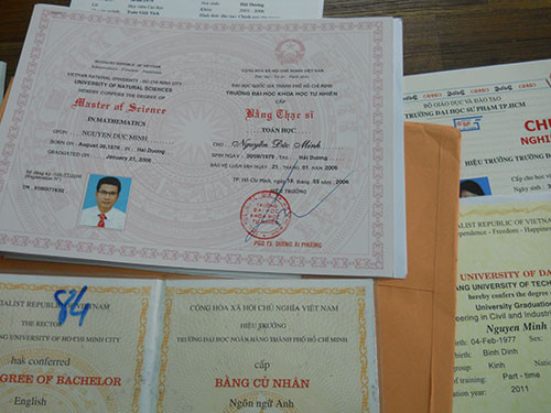  Bằng giả hoành hành