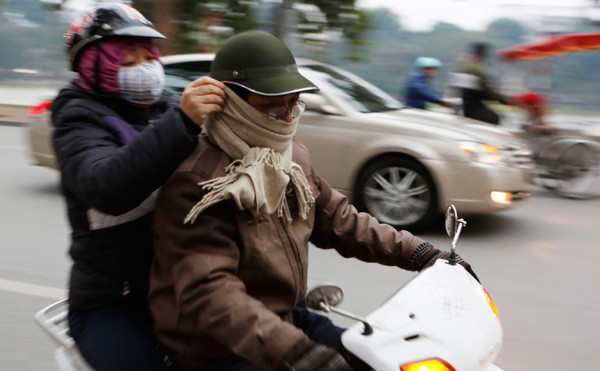 Người dân Hà Nội trong giá rét. Ảnh: Hồng Vĩnh