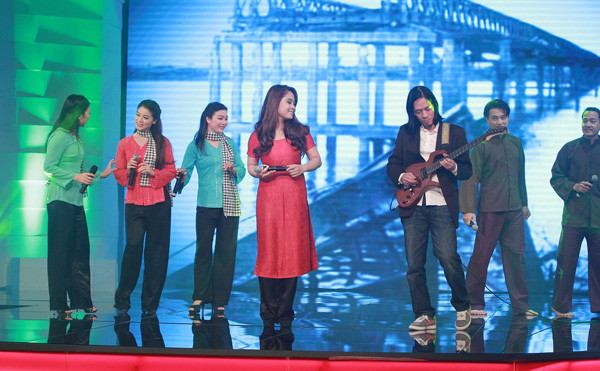 Cô gái hát ca trù Kiều Anh thể hiện Quảng Bình quê ta ơi. Ảnh: VTV