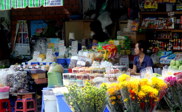 Qua rằm tháng Chạp, hàng hóa đã được tập kết đầy đủ nhưng khách mua vẫn thưa thớt.