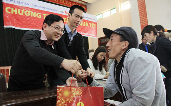 Đại diện Quỹ Thiện tâm tập đoàn Vingroup và báo Tiền Phong tặng quà Tết cho anh Nguyễn Hữu Tuệ, một hộ nghèo tại huyện Hậu Lộc (Thanh Hóa). Ảnh: Trường Phong