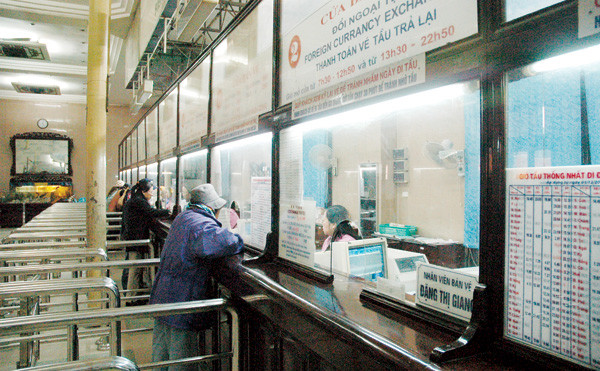 Hành khách không mấy mặn mà với vé tàu Tết. Ảnh: Hồng Vĩnh