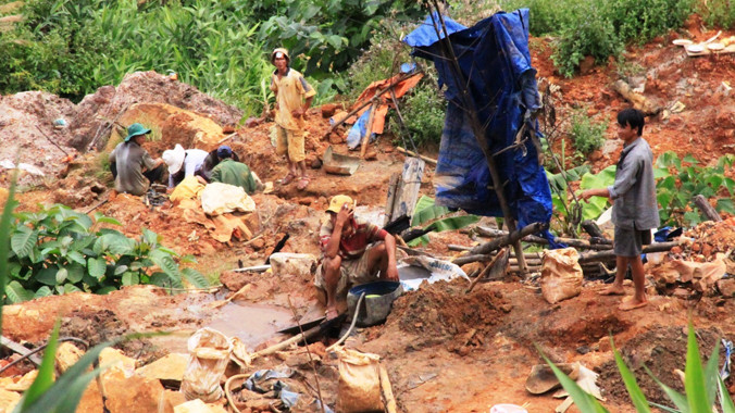 Người dân đổ xô lên bãi vàng Khe Đương khai thác trái phép. Ảnh: Nguyễn Huy