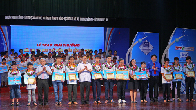Phó Chủ tịch kiêm Tổng thư ký Ủy ban T.Ư MTTQ Việt Nam Vũ Trọng Kim, Bộ trưởng Bộ Khoa học & Công nghệ Nguyễn Quân và Bí thư Thứ nhất T.Ư Đoàn Nguyễn Đắc Vinh trao giải Nhất cho các thí sinh